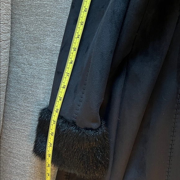 Chic Black Trench Coat with Faux Fur Trim - Picture 7 of 9